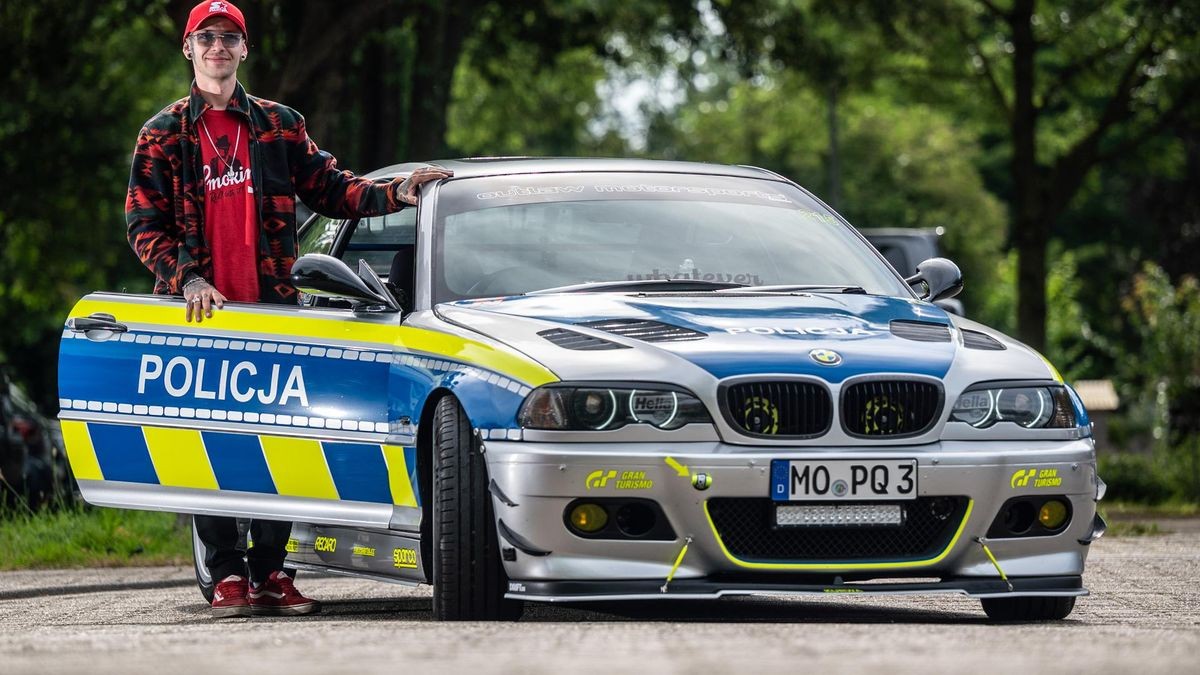 Alex Michaelis aus Moers fährt seit Mai einen getunten BMW in Polizei-Optik und begeistert damit etliche Mitbürger und sogar „echten“ Polizisten.