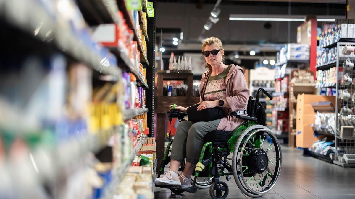 Monique Giesa aus Rheinberg leidet an dem Post-Vac-Syndrom. Einkaufen im Supermarkt wird für sie deshalb oft zur Herausforderung. Das soll sich mit der „Stillen Stunde“ in Xanten nun ändern.