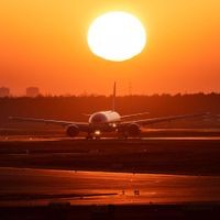 Eine Passagiermaschine rollt nach der Landung auf dem Flughafen Frankfurt im Licht der untergehenden Sonne zu ihrer Parkposition. (Symbolbild)