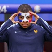 Frankreichs Topstar Kylian Mbappé im Training – mit einer Maske in den Nationalfarben.