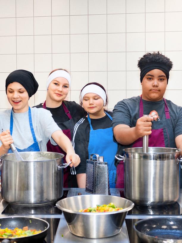 Kochen in der Schule: Sechs Kinder, die für ihre ganze Schule kochen