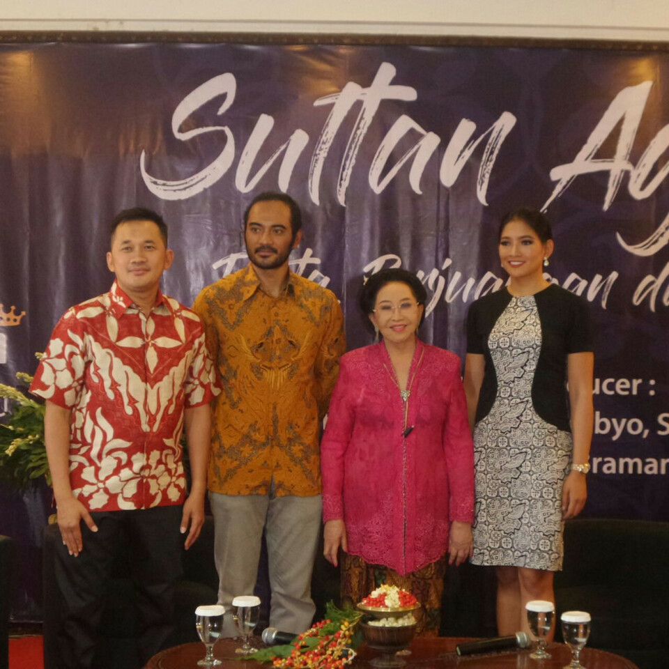 Pendiri Mustika Ratu Hj DR BRA Mooryati Soedibyo SS MHum bersama Sutradara Hanung Bramantyo, Aktor Ario Bayu dan Puteri Indonesia 2015 Anindya Kusuma Putri.