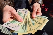 Экономист о влиянии санкций против Мосбиржы: ««Не надо покупать доллары за 200 рублей  и кусать локти»