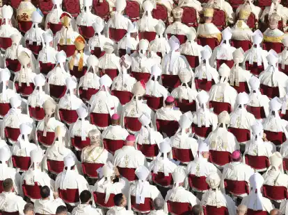 Der Papst feiert die Heilige Messe mit den neuen Kardinälen und dem Kardinalskollegium auf dem Petersplatz.