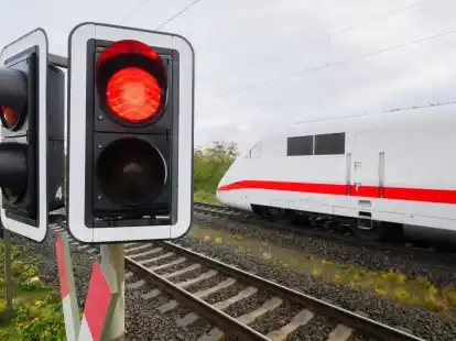 Eine rote Ampel leuchtet an einem Bahnübergang. Der Bahnverkehr auf der ICE-Strecke zwischen Köln und Frankfurt ist für eine Woche eingestellt.