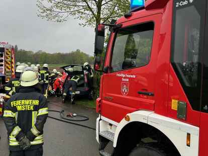 Bei einem Verkehrsunfall in Emstek ist am Freitag ein junger Mann schwer verletzt in seinem Auto eingeklemmt worden. Er wurde von den Rettungskräften aus dem Wrack befreit.