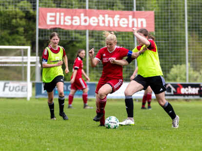 Durchsetzungsstark: Kapitänin Jennifer Sibum (2. v. rechts) führte die SG Elisabethfehn/Harkebrügge zu einem klaren Sieg – zu dem sie zudem ein Tor beisteuerte.