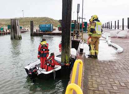 Ölunfall am Hafen von Wangerooge: Einsatzkräfte sind noch vor Ort.