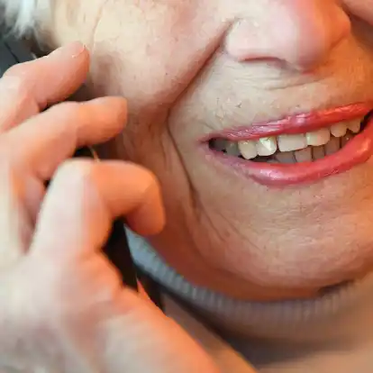 Mit dem «Silbertelefon» bietet Silbernetz e.V. bundesweit täglich von 8 bis 22 Uhr  ein Kommunikationsangebot für einsame ältere Menschen an.