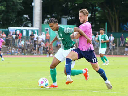 David Kebe (links, hier gegen Rasmus Tobinski von Altona 93) steht mit Werder II als Aufsteiger in die Regionalliga Nord fest.
