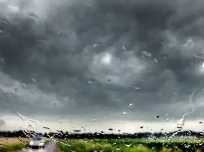 Stürmische Zeiten: Bei starkem Wind und Regen sollten Autofahrer ihr Tempo drosseln.