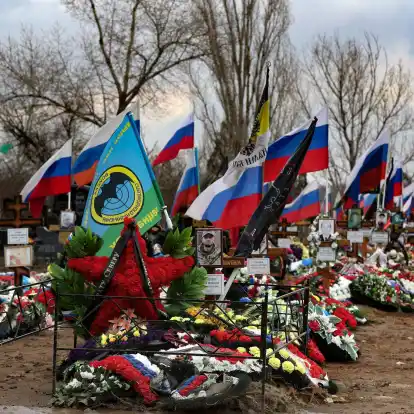Gräber russischer Soldaten, die in der Ukraine getötet wurden, auf einem Friedhof in der russischen Region Wolgograd.
