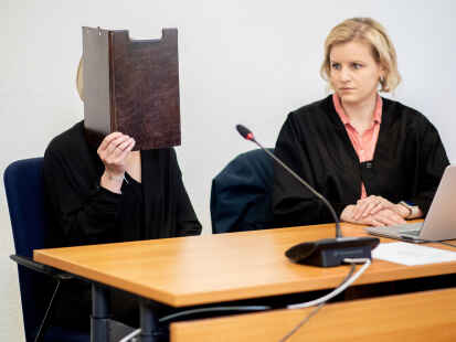 Prozess um Totschlag in Damme vor dem Landgericht Oldenburg: Der 39-jährigen Angeklagten (links) – hier neben Anwältin Sandra Baumann – wird im Rahmen eines Sicherungsverfahrens vorgeworfen, im Wahn ihren Ehemann mit einem Schwert getötet zu haben.