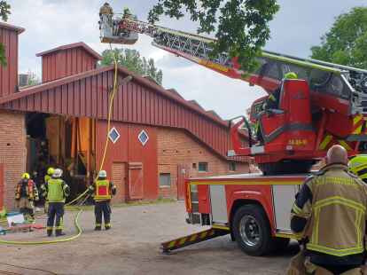 Wegen eines Schwelbrandes auf einem landwirtschaftlichen Gebäude an der Garther Straße in Emstek rückten die Feuerwehren aus Emstek und Cloppenburg an.