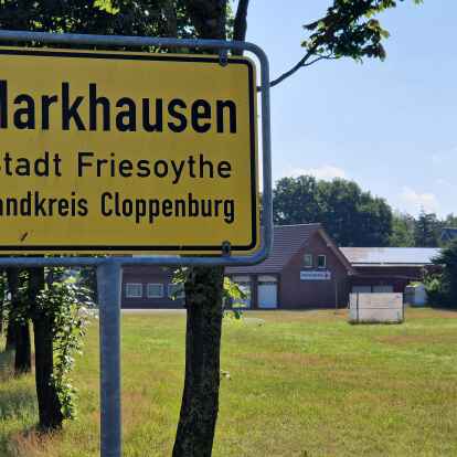 Auf dieser Fläche an der Ecke Industriering/Hauptstraße vor dem DRK-Gebäude in Markhausen soll sich einer neuer Supermarkt ansiedeln können.