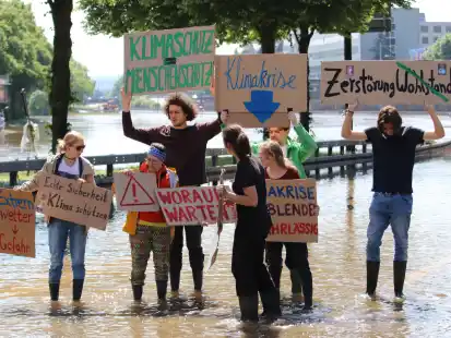 Klimaaktivisten der Gruppe „Fridays for Future“ in Saarbrücken werfen Bundeskanzler Scholz vor, bei seinem Besuch in der vom Hochwasser betroffenen Region und in seiner Ansprache „die Klimakrise fahrlässig ausgeblendet“ zu haben.