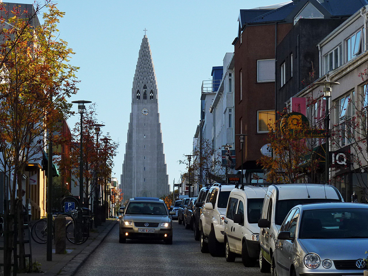 Belvárosi utca Reykjavíkban, háttérben a modern Hallgrímskirkaja templommal, amelynek tornyából páratlan kilátás nyílik a városra és a környező tájra. Az utcák példásan tiszták, Izlandon szinte ismeretlen fogalom a közterületi szemetelés