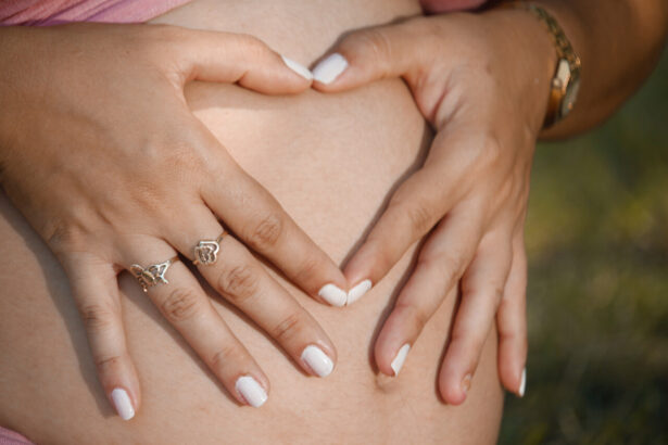 Bauchnabelpiercings während der Schwangerschaft: Sicherheit und Pflege - Kinderwelt Magazin