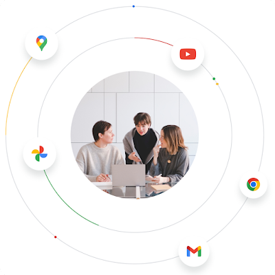 Tres personas trabajando juntas en una laptop, rodeadas de logotipos de productos de Google para mostrar el ecosistema de Google.