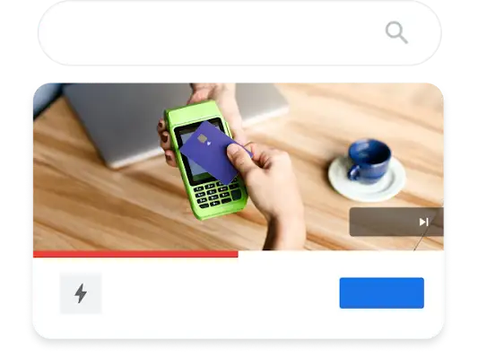 Grafika przedstawiająca telefon. Na pierwszym planie widać reklamę wideo wyświetloną jako wynik wyszukiwania w YouTube hasła „najlepsze banki online”.