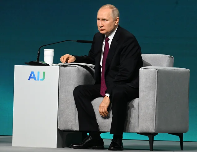 Путин на конференцию Сбера по ИИ (AIJ): кастомизация, альянс ИИ, хавала с безналичными платежами, индекс интеллектуальной зрелости и робот Светлана.