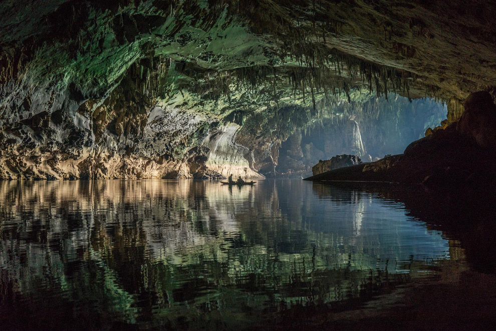 Выходы и входы в пещеру выглядят как ходы в затерянный мир