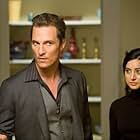 Matthew McConaughey and Noureen DeWulf in Ghosts of Girlfriends Past (2009)