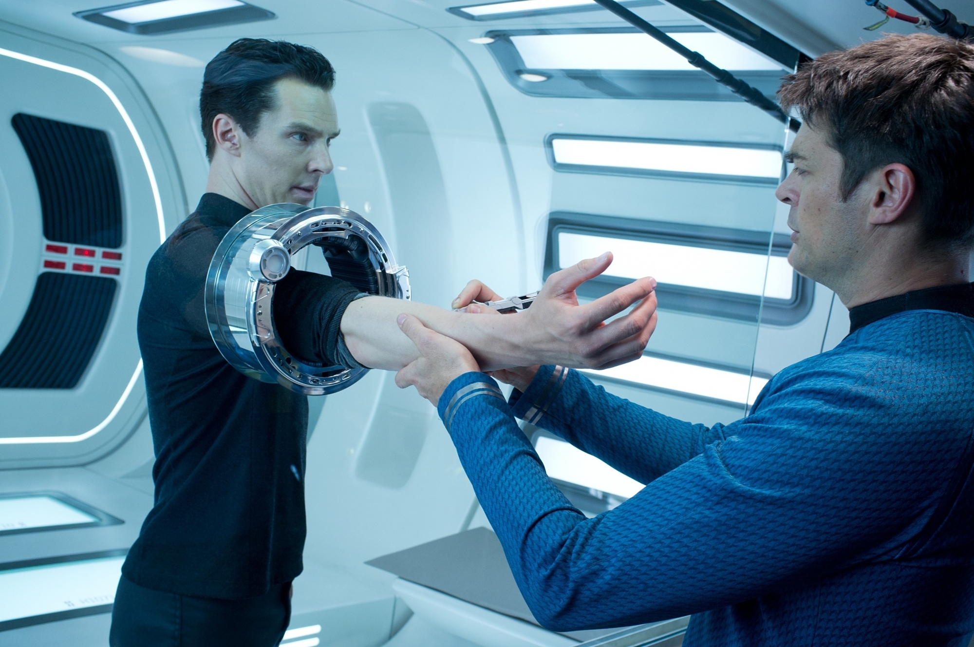 Karl Urban and Benedict Cumberbatch in Star Trek Into Darkness (2013)