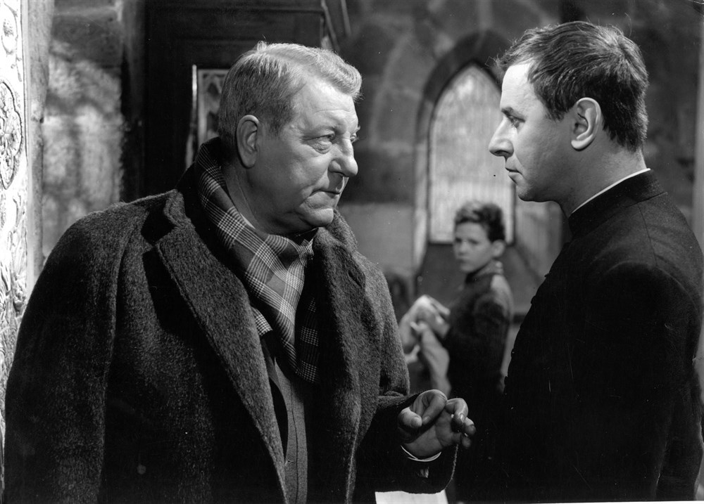 Jean Gabin and Michel Vitold in Maigret et l'affaire Saint-Fiacre (1959)