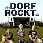 Christina Große, Hannes Jaenicke, and Roman Knizka in Ein Dorf rockt ab (2017)