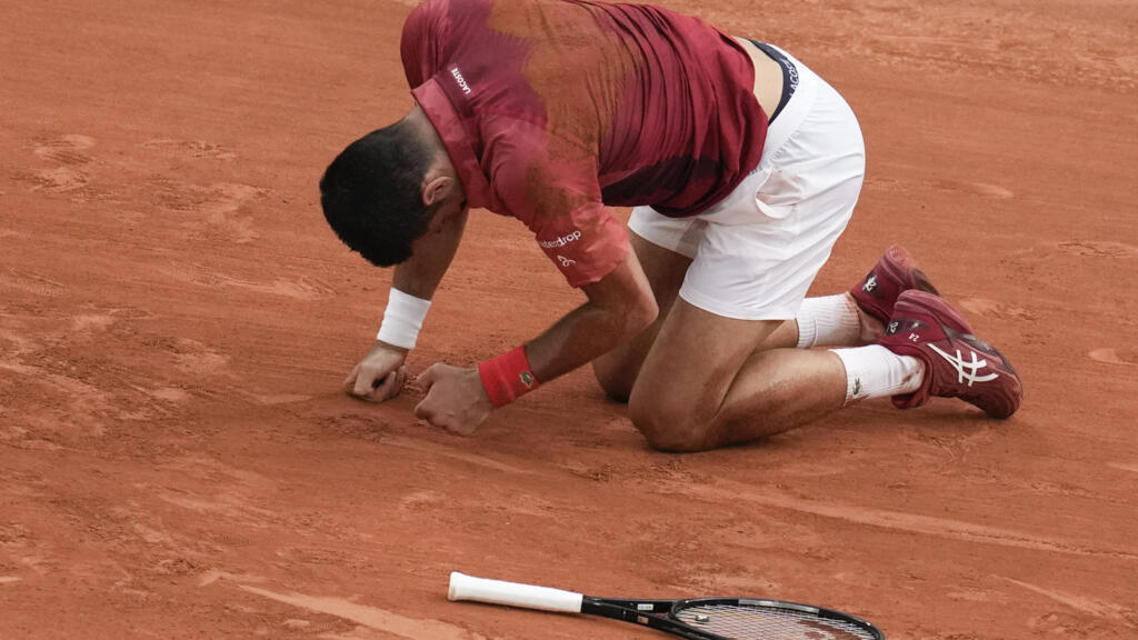 Defending champion Djokovic withdraws from French Open with knee injury