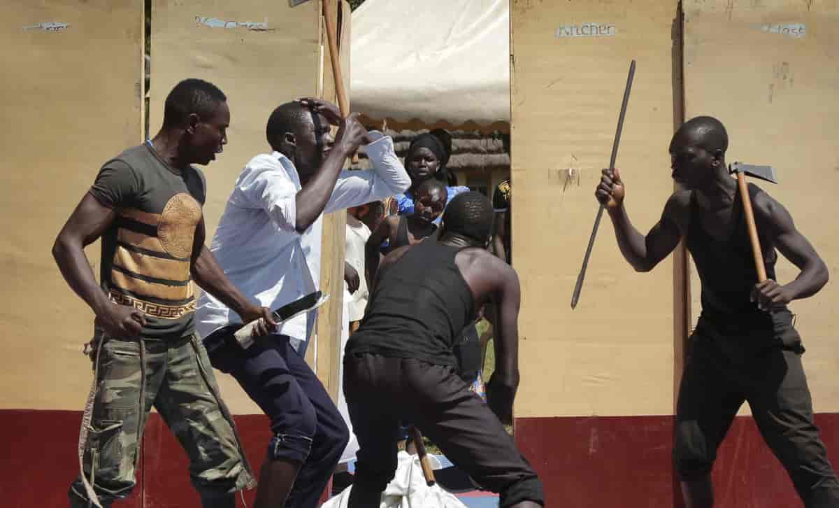 Ungdommer simulerer angrep på sivile med klubber og kniver