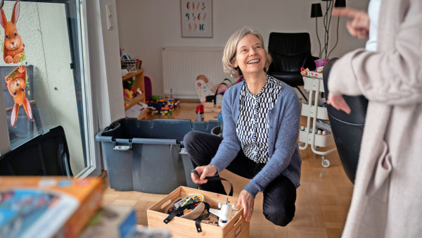 Das alte Kinderspielzeug kann auch langsam weg: Aufräumcoach Béa Bänziger hilft ihrer Kundin Lisa Muck (Name geändert).
