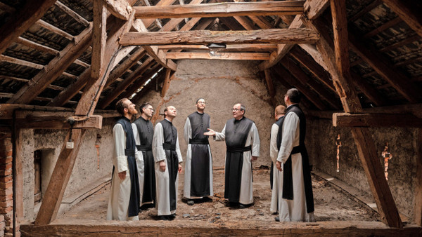 In einem alten Vierkanthof müssen Pater Kilian und Pater Simeon (Mitte) mit ihren Brüdern zunächst ein Übergangskloster einrichten.