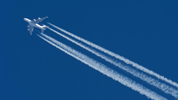 Zwei Drittel des Klimaeffekts von Flugzeugen gehen auf Phänomene wie Kondensstreifen zurück. Forscher wollen sie verhindern.