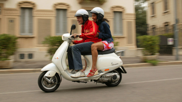 Ist es für eine Beziehung besser, sich um den Nachwuchs zu kümmern oder aufregende Touren auf dem Motorroller zu machen? (Symbolbild)