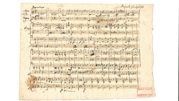Mozart-Autograph: Handschriftliche Stimmen von Mozart, die er für das Violinkonzert Nr. 16 von Giovanni Battista Viotti hinzugefügt hat. 273 Autographe hat der Verleger André 1799 von Mozarts Witwe Constanze für 3150 Gulden Wiener Courant gekauft.