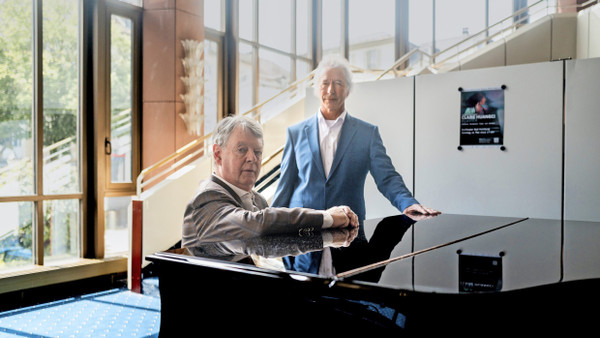 Der Flügel ist eine Spende, die das Konzertleben erst ermöglicht: Die Pianisten Rolf Kohlrausch (links) und Axel Knop engagieren sich in Bad Homburg für junge Musiker.