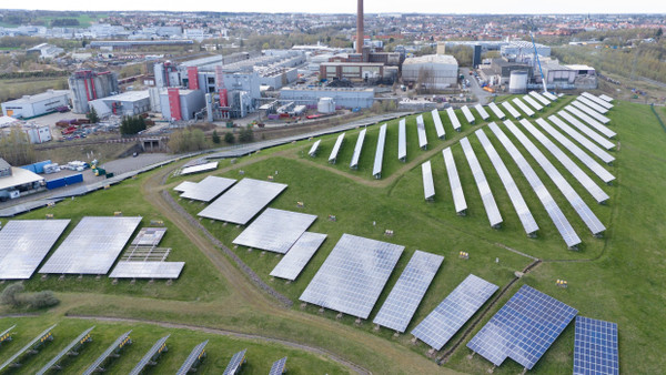 Solarwerke für die Zukunft: Grüner Strom soll große Teile der Wirtschaft am Laufen halten.