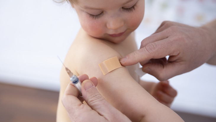 Keuchhusten ist gerade für Säuglinge gefährlich. Eine Impfung könnte helfen.