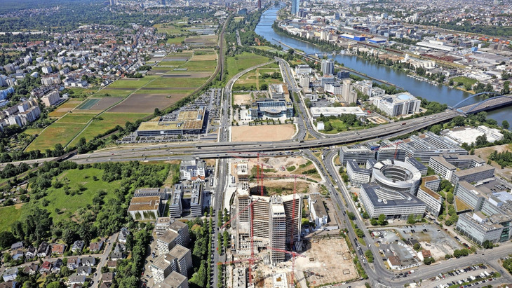 In bester Lage: Die Siemenstürme und Teile des Kaiserlei-Quartiers aus der Luft mit Blick nach Westen gesehen