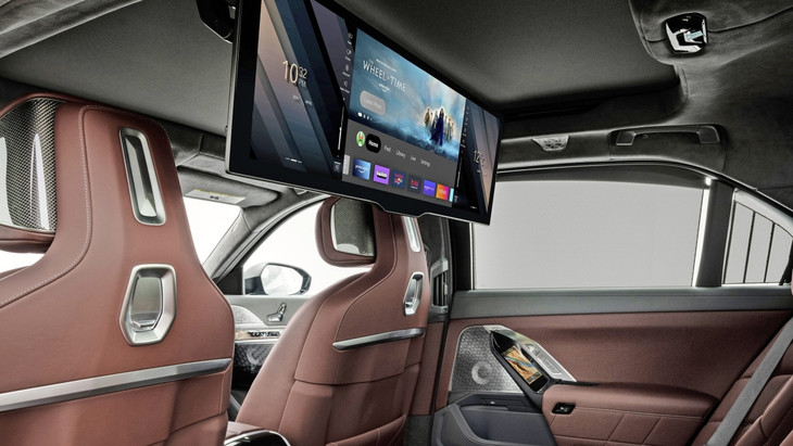 Die Oberklasse ruft: Wer sich im neuen BMW 7er fahren lässt, kann sich hinten rechts auf dem Liegesitz ausruhen und das Filmprogramm genießen.