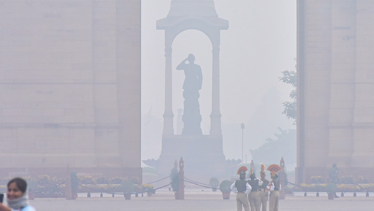 Normaler Nebel oder Smog? In der Hauptstadt Neu Delhi – hier am Touristenspot Gate of India – ist die Luft so schlecht, dass man oft keinen Unterschied sieht