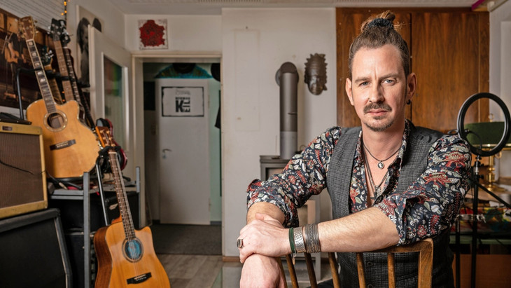 Nicht ohne seine Gitarren: Norman Keil in seinem Musikzimmer in der Wohnung in Gießen