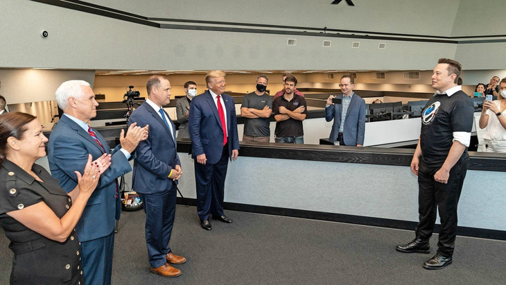 Man kennt sich: Der damalige US-Präsident Trump besucht im Jahr 2020 einen Raketenstart von Musks Unternehmen SpaceX.