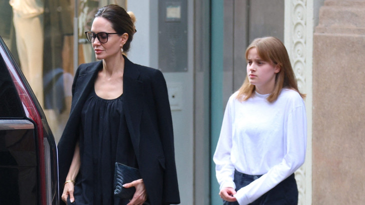 Angelina Jolie und ihre Tochter Vivienne verlassen im August 2023 ein Gebäude.