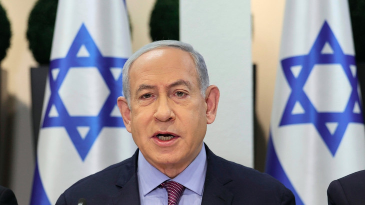 Israels Ministerpräsident Benjamin Netanjahu bei einer der wöchentlichen Kabinettssitzungen im Militärhauptquartier in Tel Aviv.