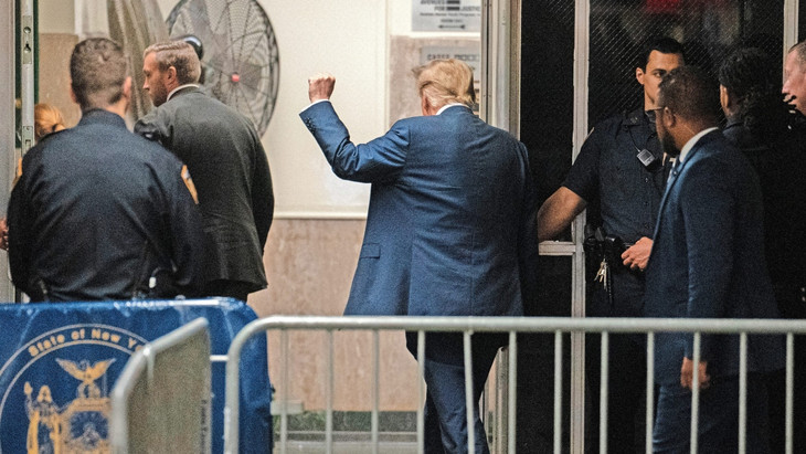 Donald Trump verlässt das Gerichtsgebäude mit  triumphierender Geste.