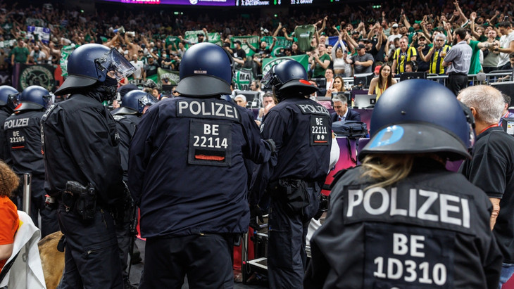 Einsatzkräfte der Polizei beim Final Four der Euroleague in Berlin: im Hintergrund die in Grün gekleideten Anhänger von Panathinaikos Athen
