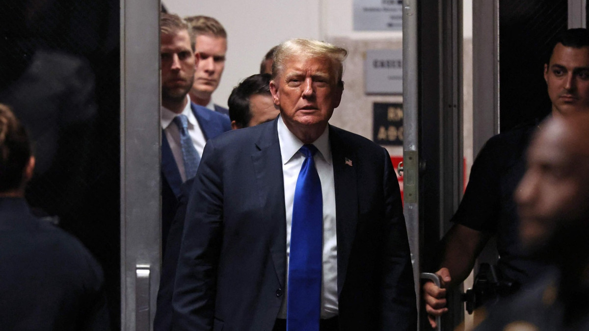 Donald Trump auf dem Weg in den Gerichtssaal in New York